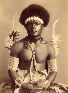 British Museum Foto do século 19 (autor desconhecido) mostra um nativo de Fiji, antiga colônia britânica.