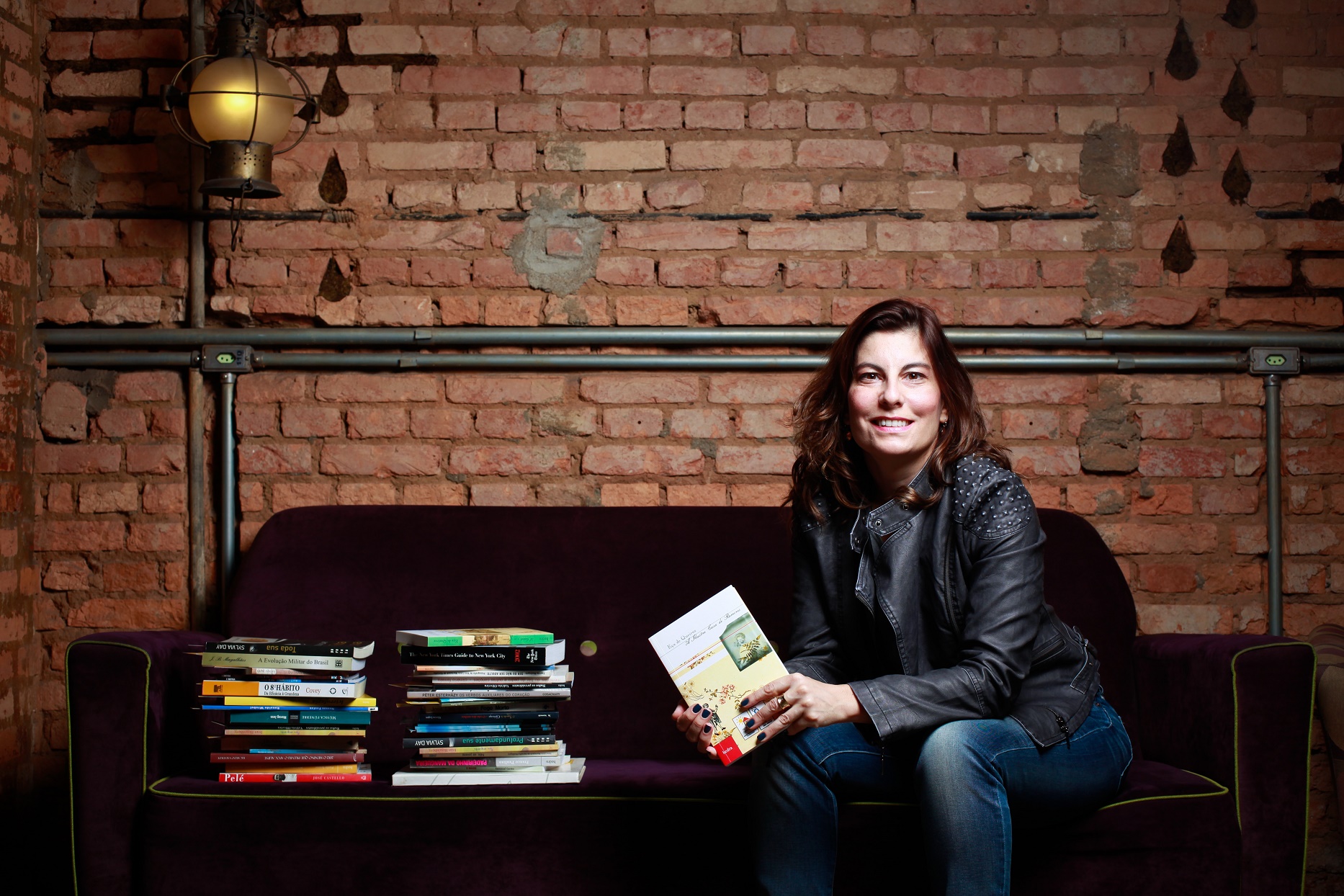 Helena Castello Branco, coordenadora do BookCrossing Brasil, já conseguiu libertar cerca de 200 mil obras no país