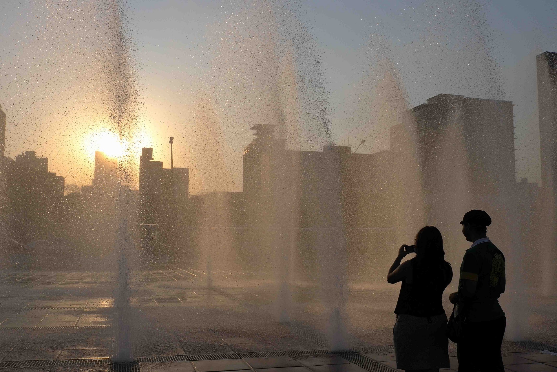 Divulgação Um"local friend" mostra a paisagem no Centro do Rio para uma turista