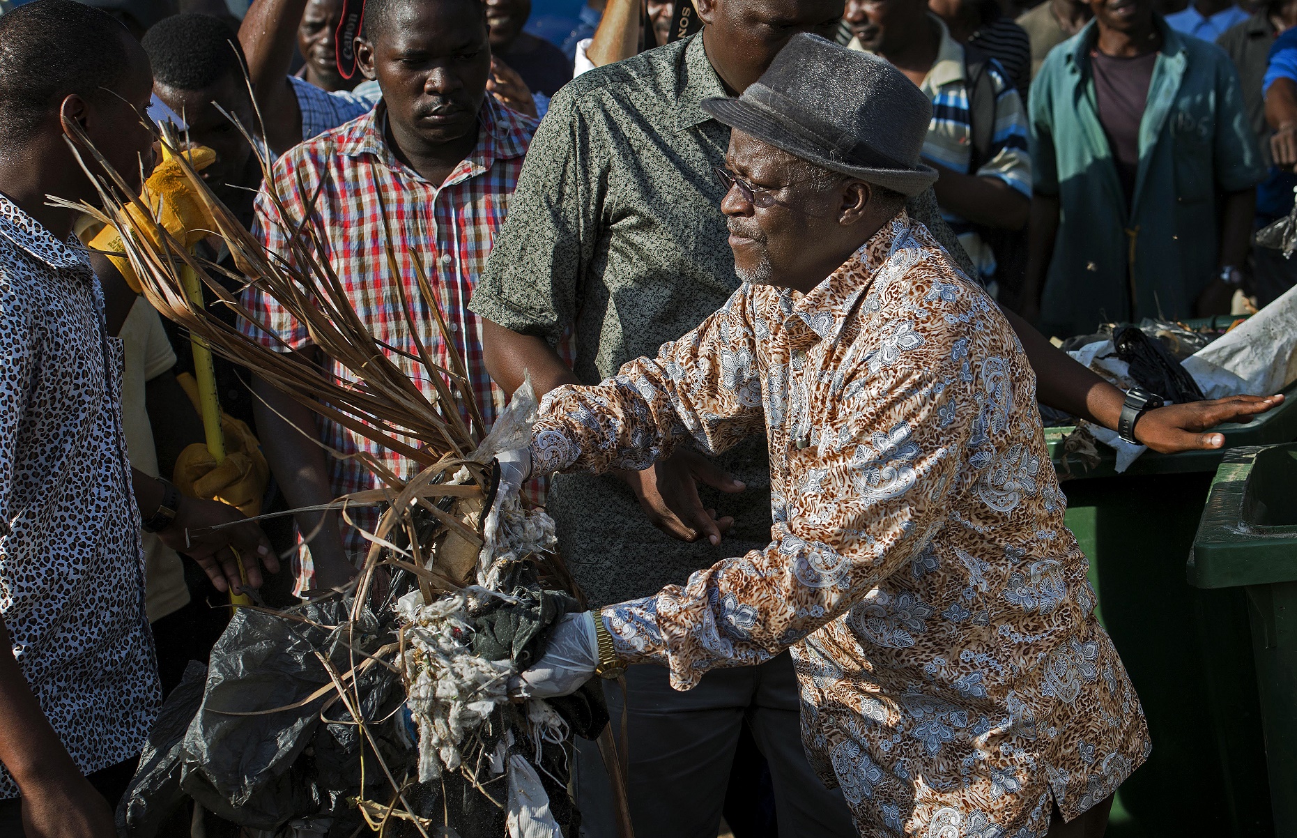 John Magufuli limpa as ruas de Dar es Salaam: em vez de comemorações, mutirão no dia da Independência
