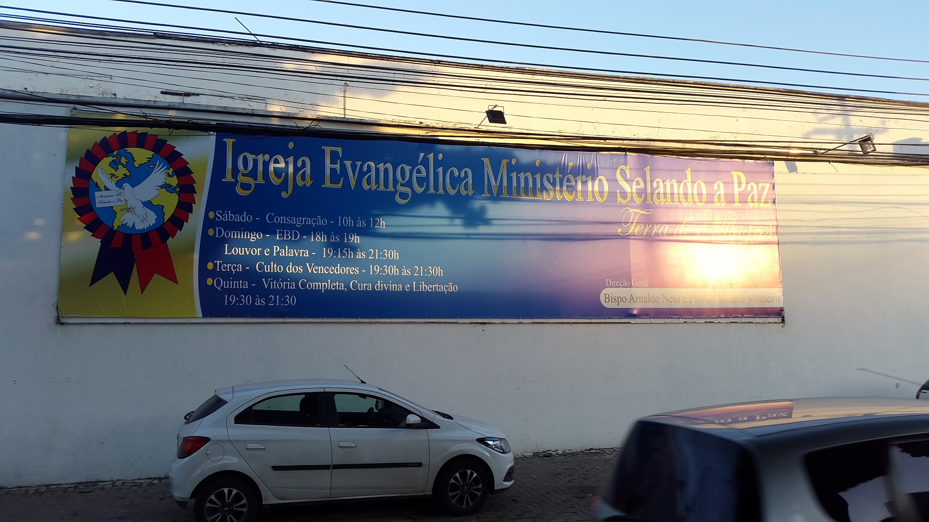 Placa da Igreja Evangélica que divide o espaço com as escolas