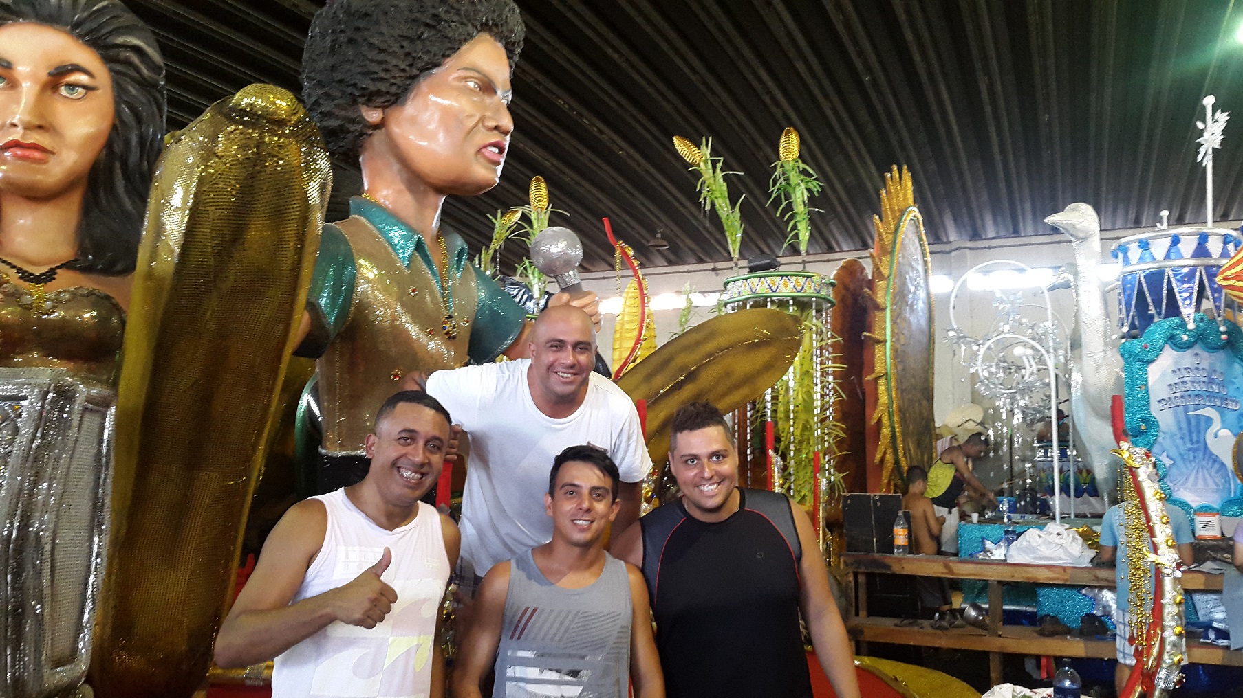 Aydano André Motta Julio Bombinha (de branco, à esquerda) e Ney Júnior (de preto, à direita), com a equipe do Arame