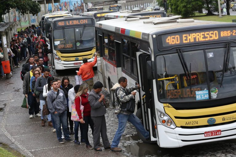 Ônibus lotados, insegurança e custos altos, rotina no Rio de Janeiro e outras grandes cidades (Foto: Custódio Coimbra)