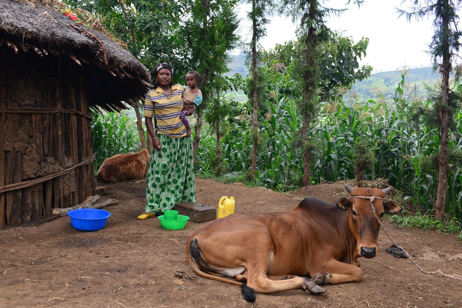 Unicef Ethiopia Fenete Abdela, com seu segundo filho, em frente à casa no lugarejo conhecido como Maderia, no interior do país