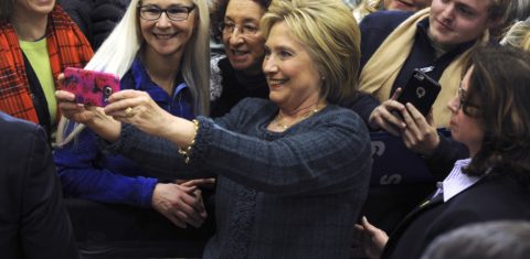 Hillary Clinton faz uma selfie com eleitoras durante campanha em New Hampshire