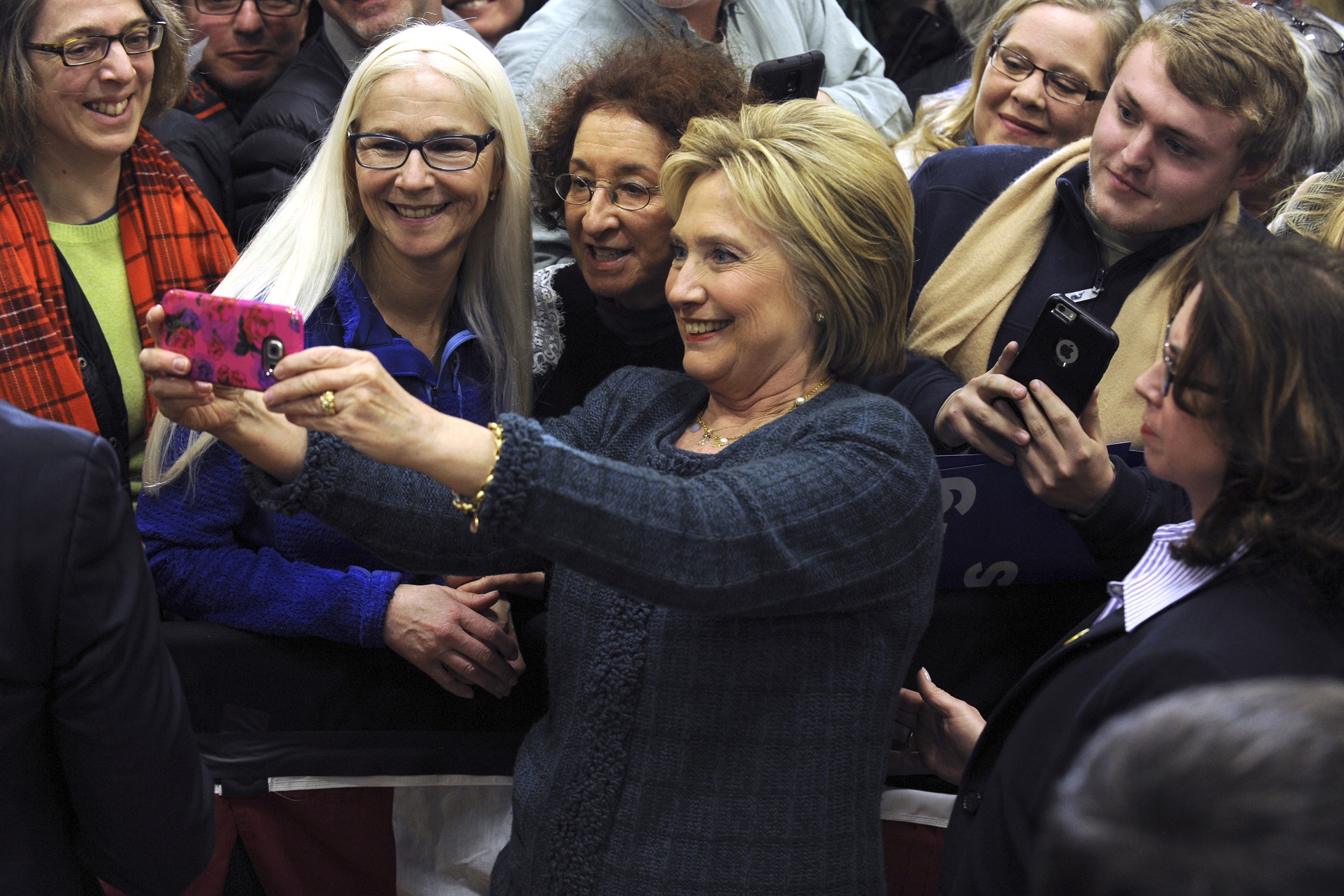 Dennis Van Tine/Geisler-Fotopres / Geisler-Fotopress / DPA Hillary Clinton faz uma selfie com eleitoras durante campanha em New Hampshire