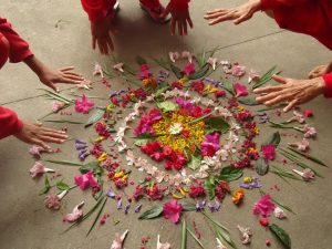 Presas confeccionam mandala de flores em presídio em Minas Gerais