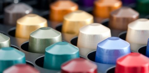 As cápsulas não podem ser recicladas porque são feitas basicamente de uma mistura de plástico e alumínio. São 6 gramas de café em 3 gramas de embalagem