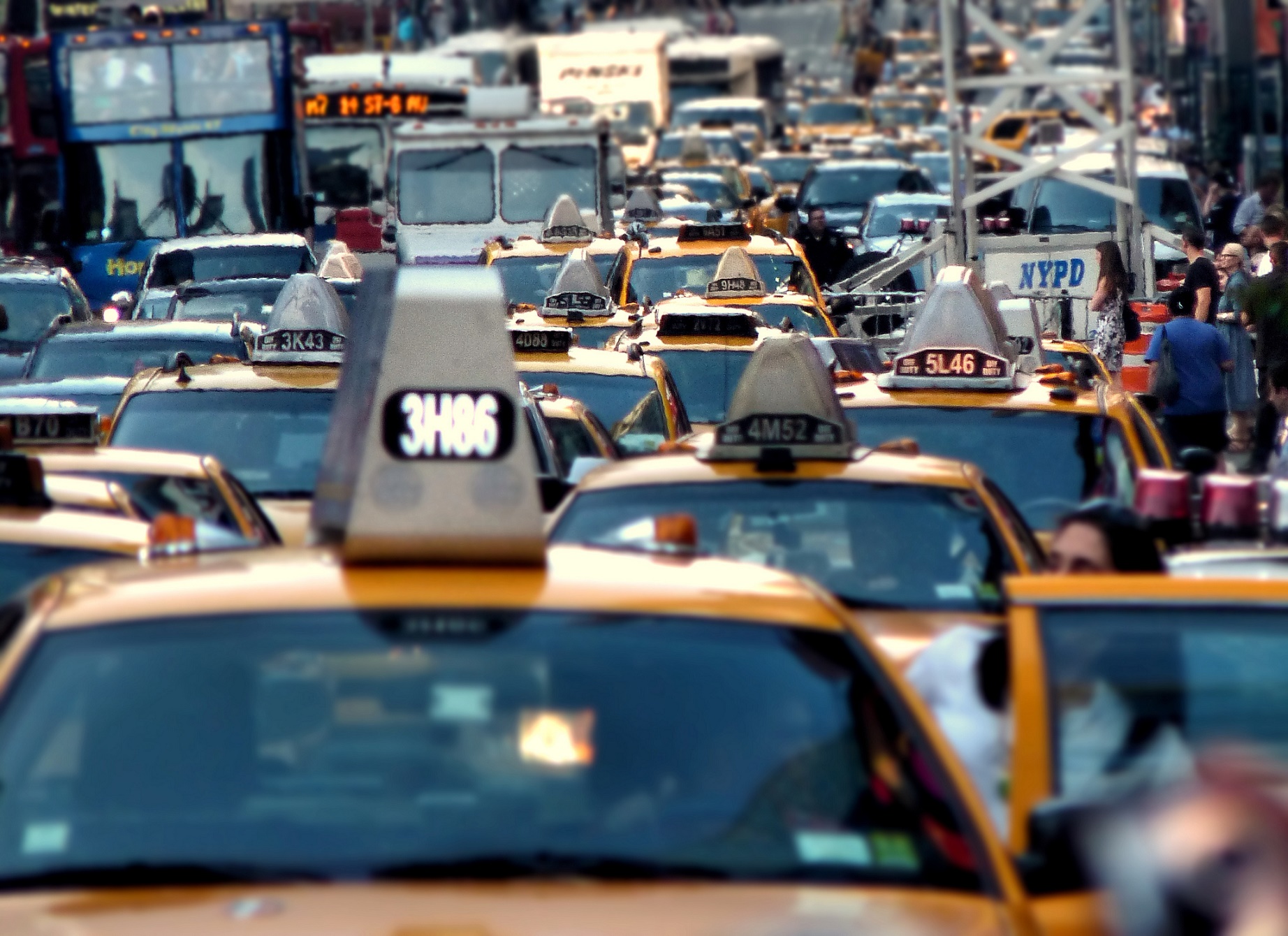 World Class Traffic Jam 2 Estima-se que os custos relacionados com o tempo perdido no trânsito, em 2012, só em São Paulo, giraram em torno de R$ 45 bi
