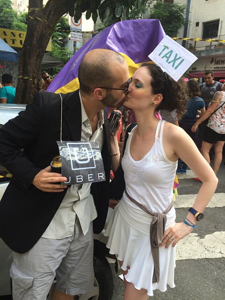Reprodução do Facebook Pelo menos no carnaval paulista, Débora e Antonio buscaram a paz entre Ubers e táxis