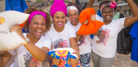 Costureiras do projeto Nêga Rosa, que foram treinadas para garantir um controle de qualidade maior nas almofadas da Vila dos Atletas