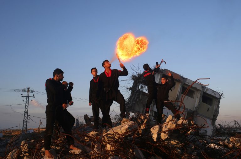 Jovens palestinos brincam com foto na Faixa de Gaza