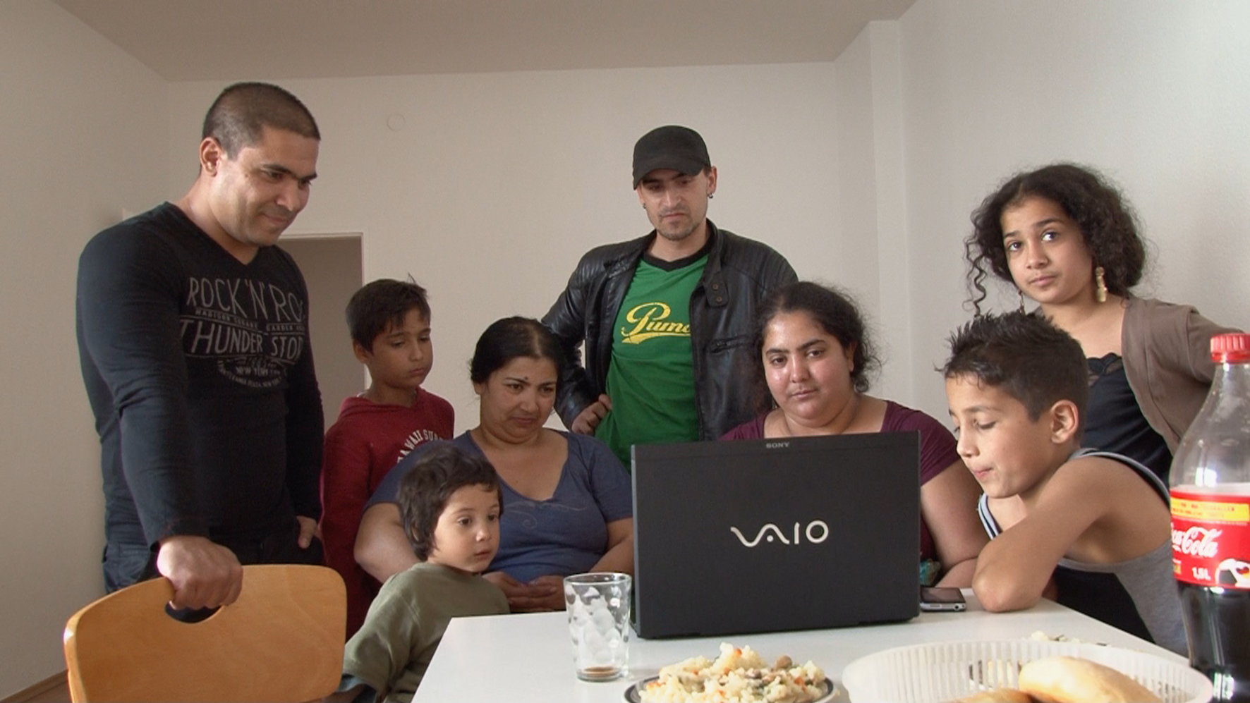 Colorado e sua família assistem a cenas do filme
