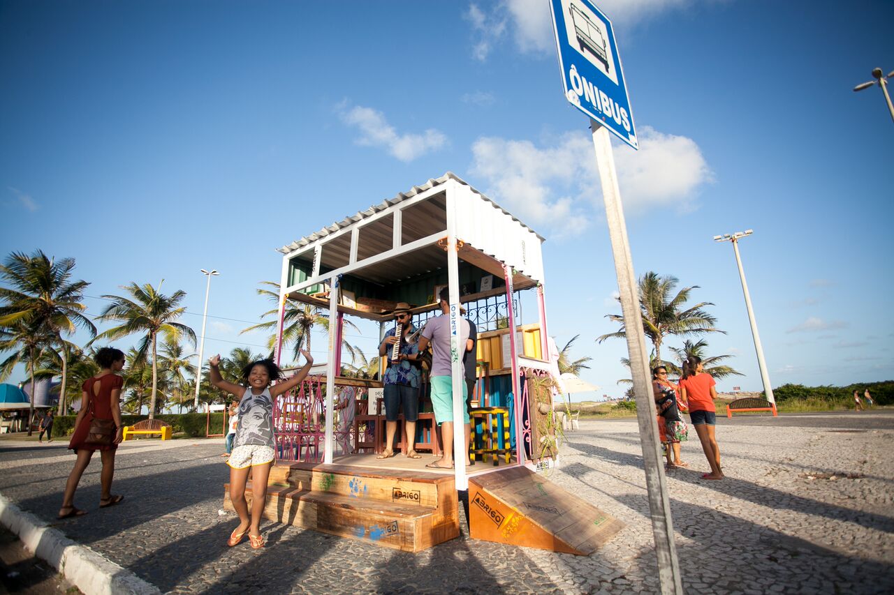 Foto de Arthur Soares Abrigo de ônibus feito de material reciclado em Aracaju