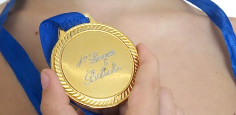A medalha de Martin. Vitória no jogo de boliche no aniversário de um amigo
