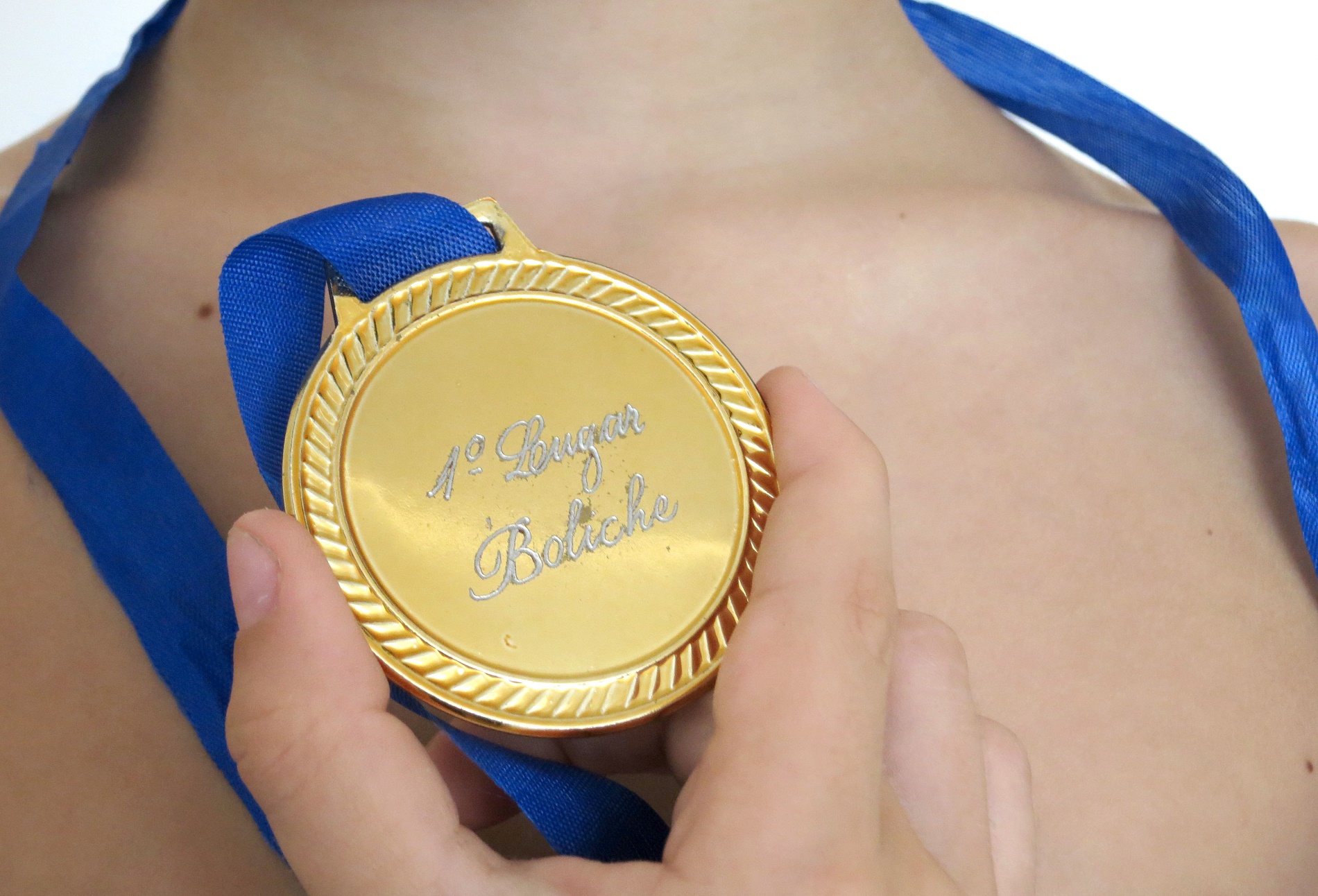 Leo Aversa A medalha de Martin. Vitória no jogo de boliche no aniversário de um amigo