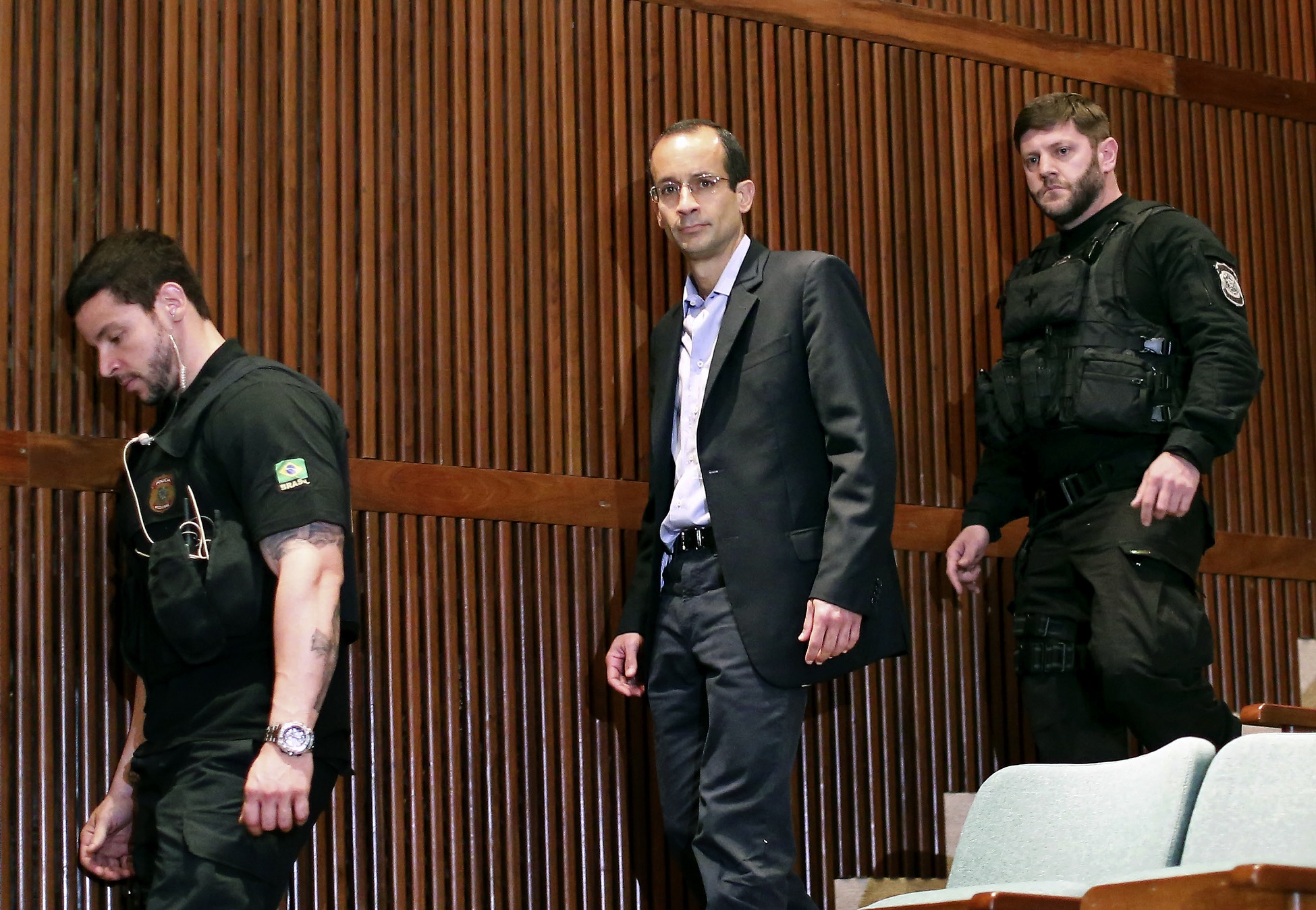 Heuler Andrey / AFP O presidente do grupo Odebrecht, Marcelo Odebrecht , chega para depor na CPI da Petrobras acompanhado de policiais federais