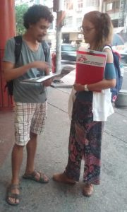 Foto de Liana Melo Stephanie Jaliffa, do Médicos Sem Fronteira, lidera equipe de captadores de recursos nas ruas