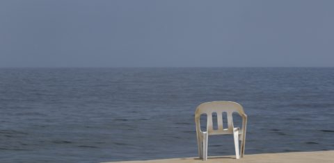 Fotógrafos renomados farão ensaios, repórteres de comportamento caçarão tendências, revistas de moda endeusarão a cadeira de plástico branca como ícone de estilo