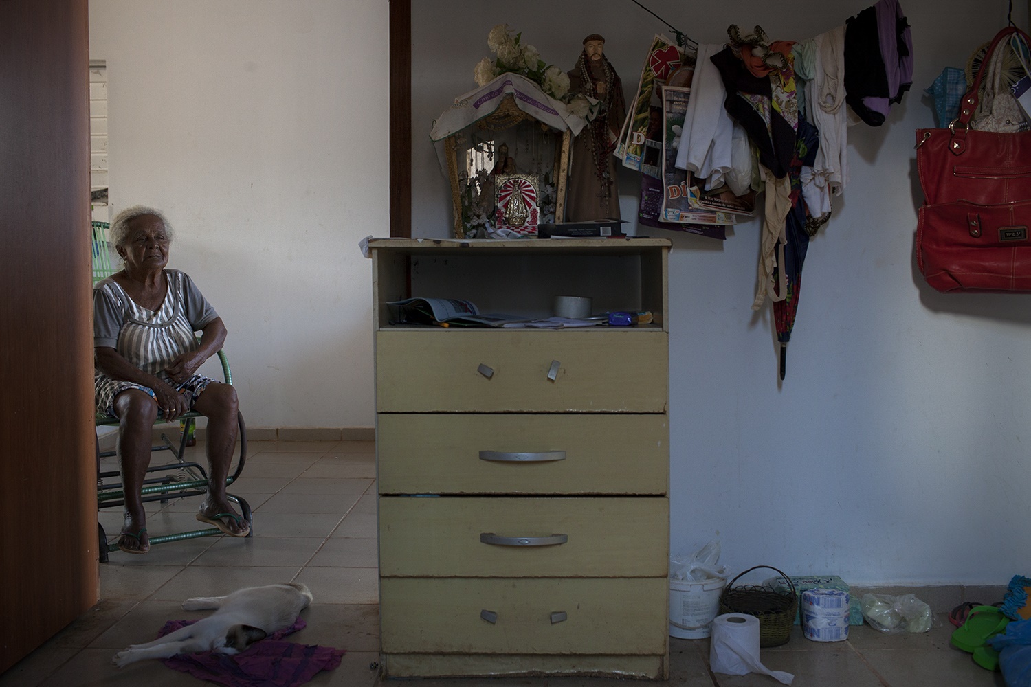 Marizilda Cruppe Maria da Conceição Lima Alves, 87 anos, em sua casa, no RUC (Reassentamento Urbano Coletivo) Laranjeiras, em Altamira. Dona Maria tem o olhar baixo e triste. Ela sente muita falta de sua casa e de suas plantas