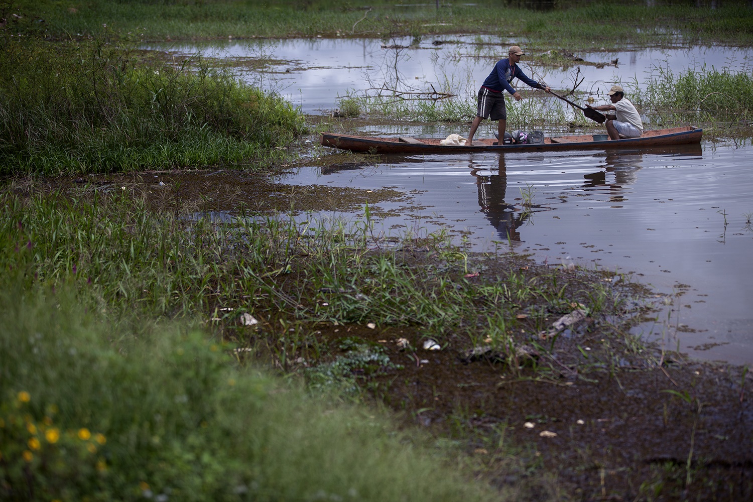 O bairro da Amizade, às margens do rio Xingu, era uma área de pescadores com casas de palafita. As cerca de 500 famílias que lá viviam foram removidas e toda a região alagada