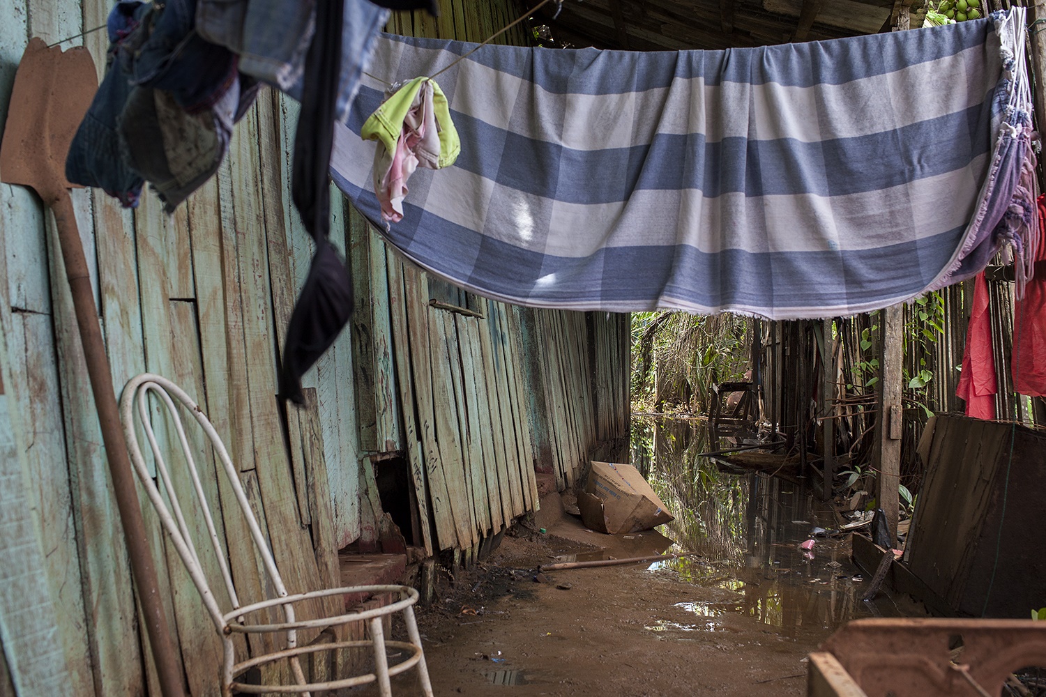 Casa onde Antônia Nascimento Neves, na localidade conhecida como Aparecida. A água que aparece na foto é uma mistura do igarapé que subiu de nível com o esgoto vazado