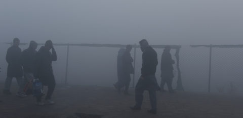 Em Kabul, no Afeganistão, pessoas andam no meio do nevoeiro provocado por poluição: emissões de gases podem causar declínio cognitivo, segundo estudo (Shah Marai/AFP)