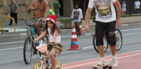 Pai e filha passeiam pela tradicional, e agora liberada, pelo menos aos domingos, Avenida Paulista