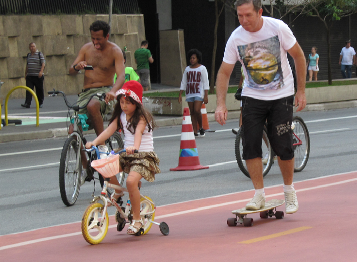 Florência Costa Pai e filha passeiam pela tradicional, e agora liberada, pelo menos aos domingos, Avenida Paulista