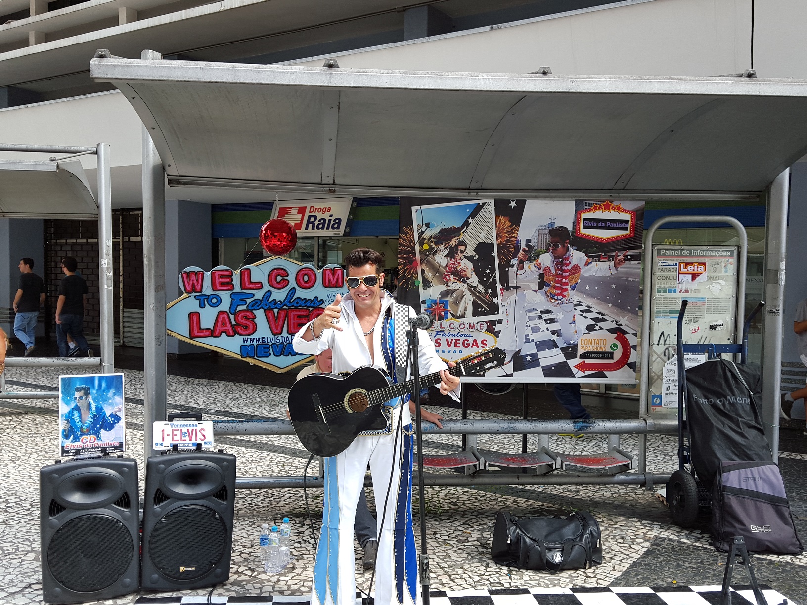 Florência Costa Márcio Henrique Aguiar, também conhecido como Elvis, não descansa nunca e faz shows todos os domingos na região
