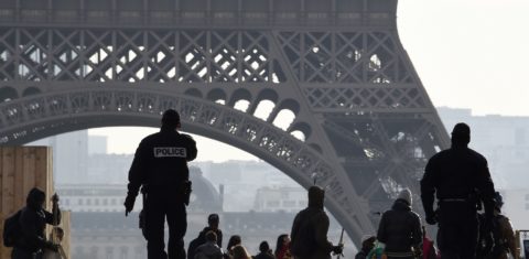 Concursos abertos para integrar a polícia francesa bateram recorde de inscrições: 47% a mais do que ano anterior. Ou seja, 24.700 candidatos para 3.700 novos postos