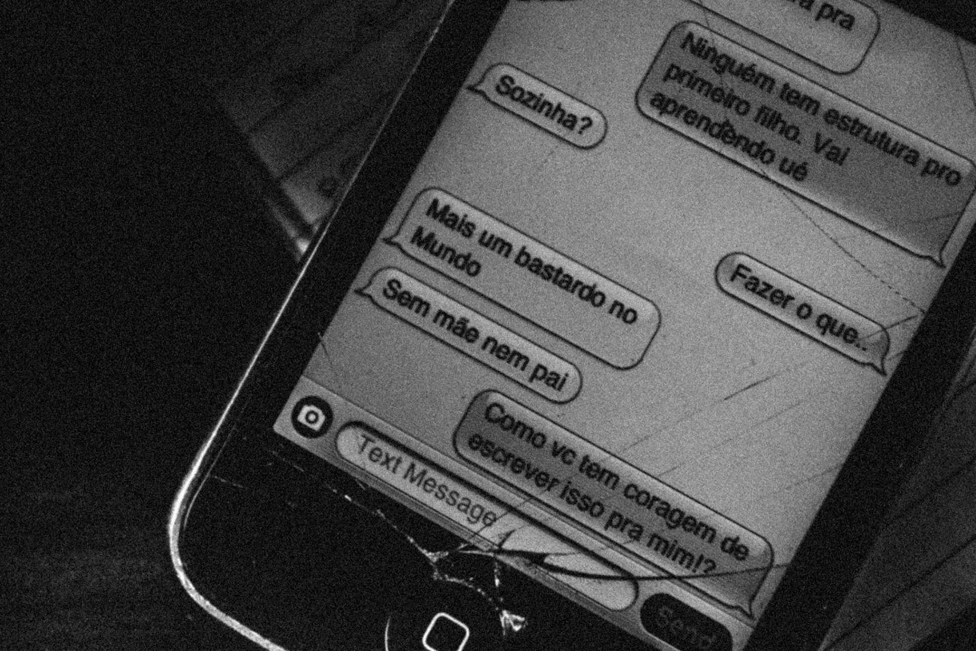 Marcio Pimenta Ela conta para o namorado sobre a gravidez. Ele diz que não quer este filho e eles discutem através de mensagens SMS