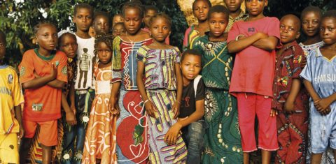 Crianças posam para a foto durante uma cerimônia de casamento em Burkina Faso