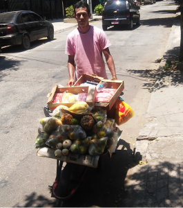Evandro Pereira fatura R$ 800,00 por dia vendendo frutas e verduras em Niterói
