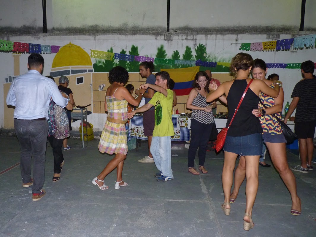 Tatiana Rodrigues Entre uma aula e outra, o curso de salsa ministrado por professores venezuelanos