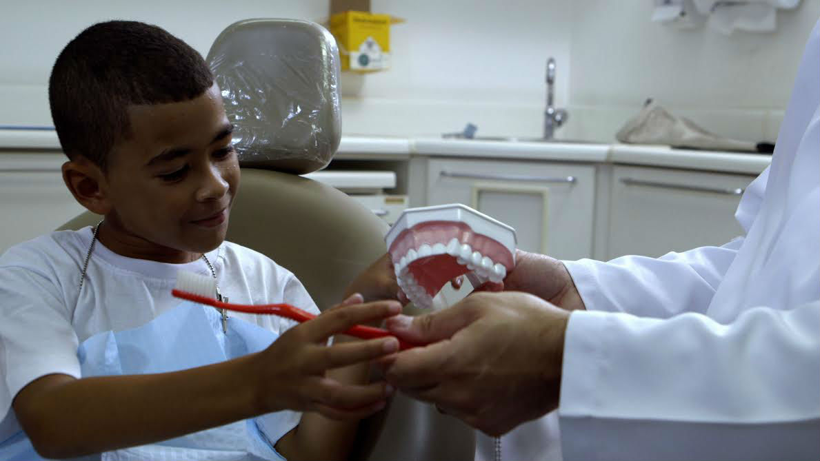 Foto de Divulgação Jovem de comunidade carente é atendido por dentista voluntário do projeto Turma do Bem