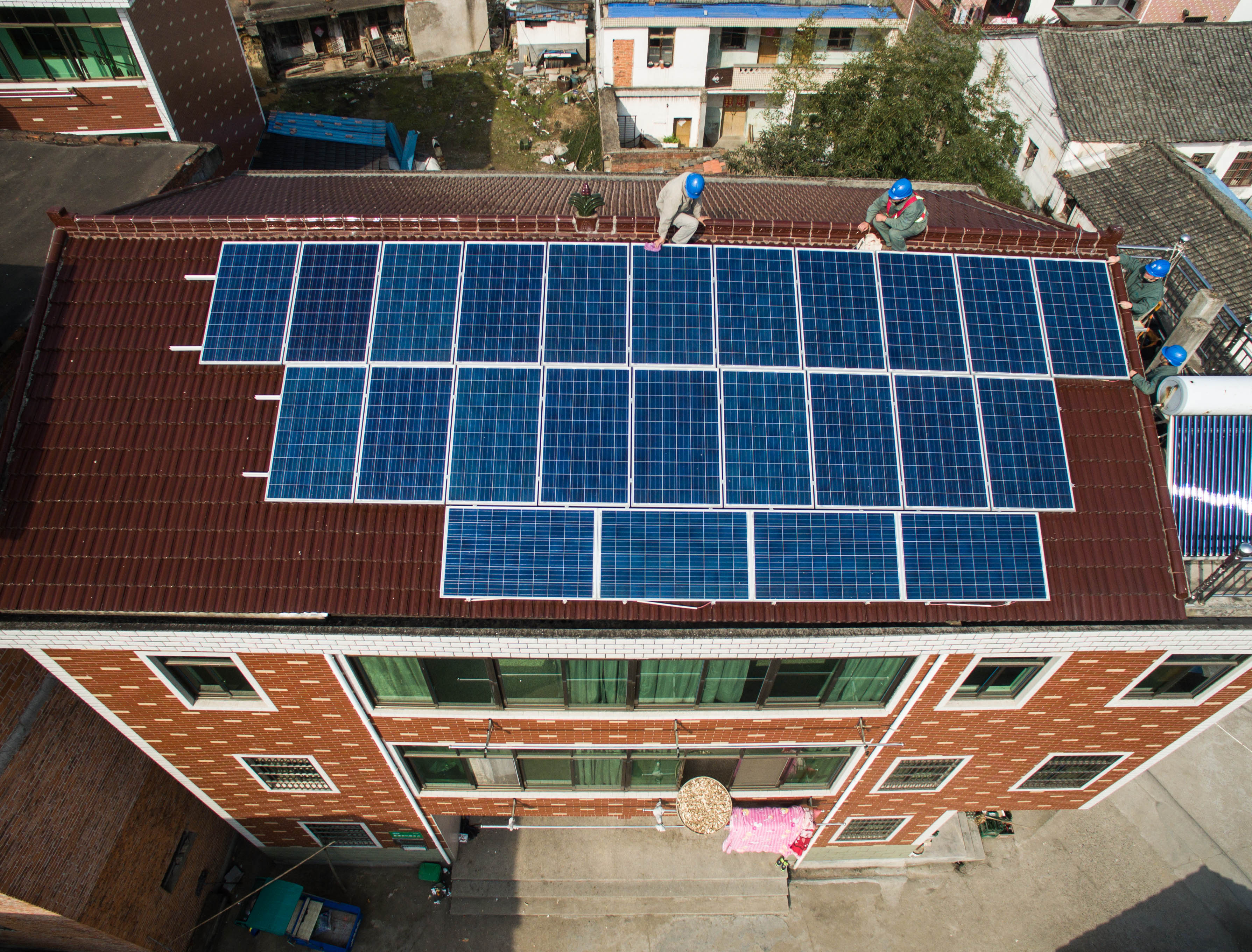 Foto de Xu Yu/ Xinhua/ AFP Painel solar em prédio na cidade de Yiwu, na China