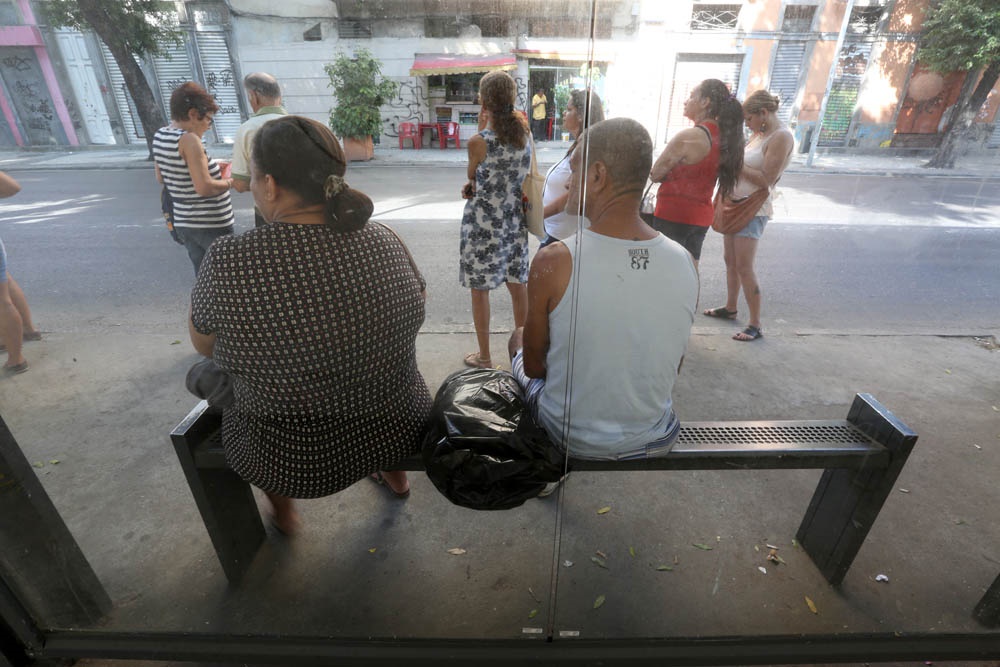 Custódio Coimbra A difícil tarefa de esperar um ônibus sentado. O conforto dos passageiros não é parte do projeto