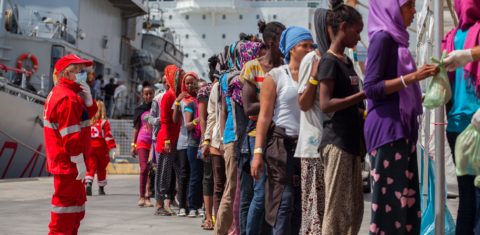 Grupo de imigrantes, oriundos da Líbia, desembarca no porto de Palermo, na Itália