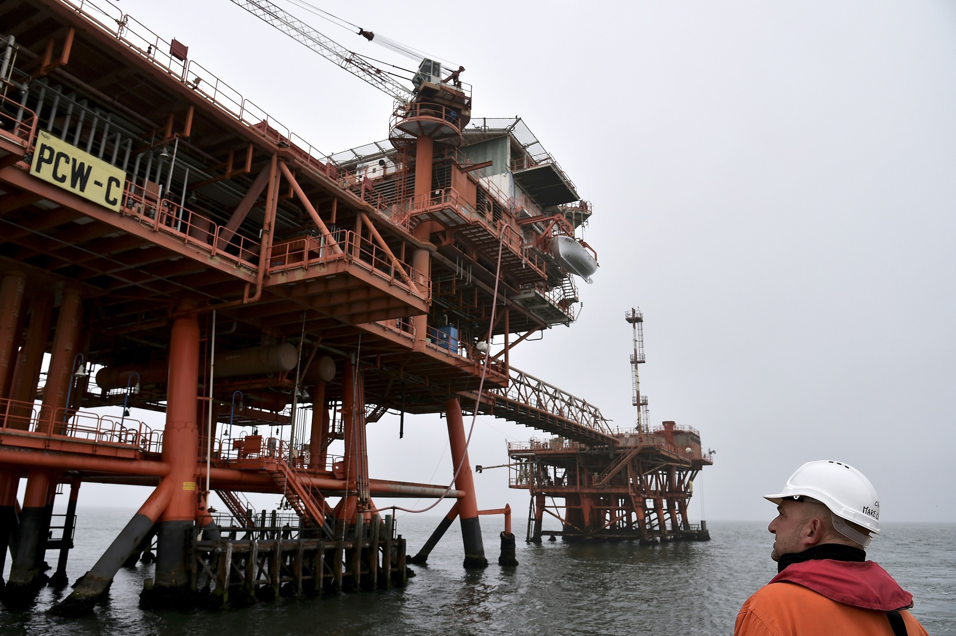 ALBERTO PIZZOLI / AFP Em 2010, a ministra do Ambiente Stefania Prestigiacomo, proibiu atividades petrolíferas na costa do país, aumentando o limite de 5 para 12 milhas. O decreto, porém, foi cancelado dois anos mais tarde