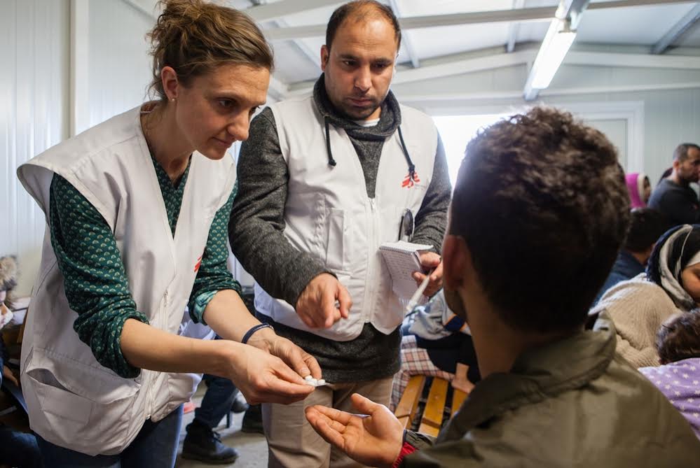 Profissionais de MSF prestam atendimento a refugiados da Síria e outros países em Idomeni, na Grécia, em março de 2016