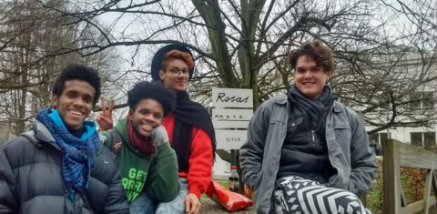 Nos jardins da escola P.A.R.T.S, da esquerda para a direita: Luyd, Rafael, Gustavo e Marllon