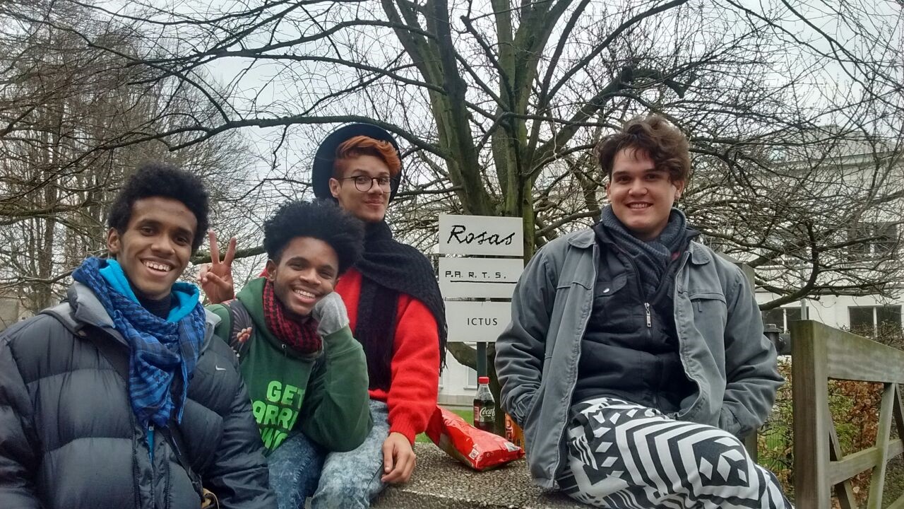 Arquivo pessoal Nos jardins da escola P.A.R.T.S, da esquerda para a direita: Luyd, Rafael, Gustavo e Marllon