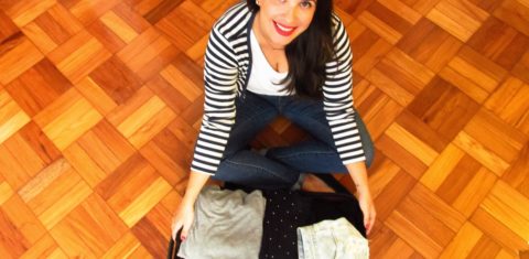 A catarinense Daniela Kopsch mostra a mala onde cabe todo o seu guarda-roupa de 50 peças: 25 blusas, 8 vestidos, 8 casacos, 4 calças, 3 shorts e 2 saias