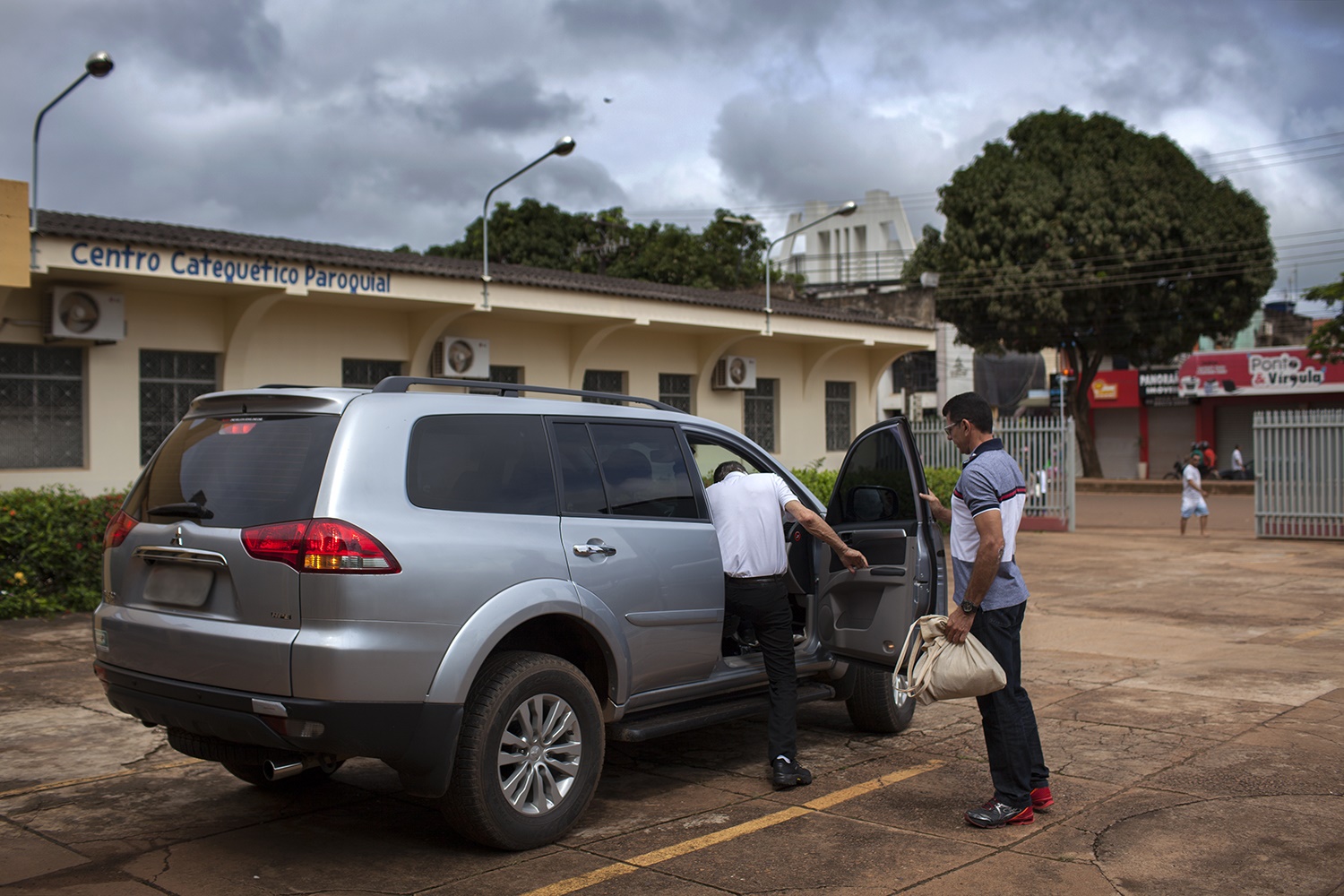 Dom Erwin Krautler deixa a Igreja Nossa Senhora do Perpétuo Socorro, em Altamira, escoltado por policiais militares à paisana