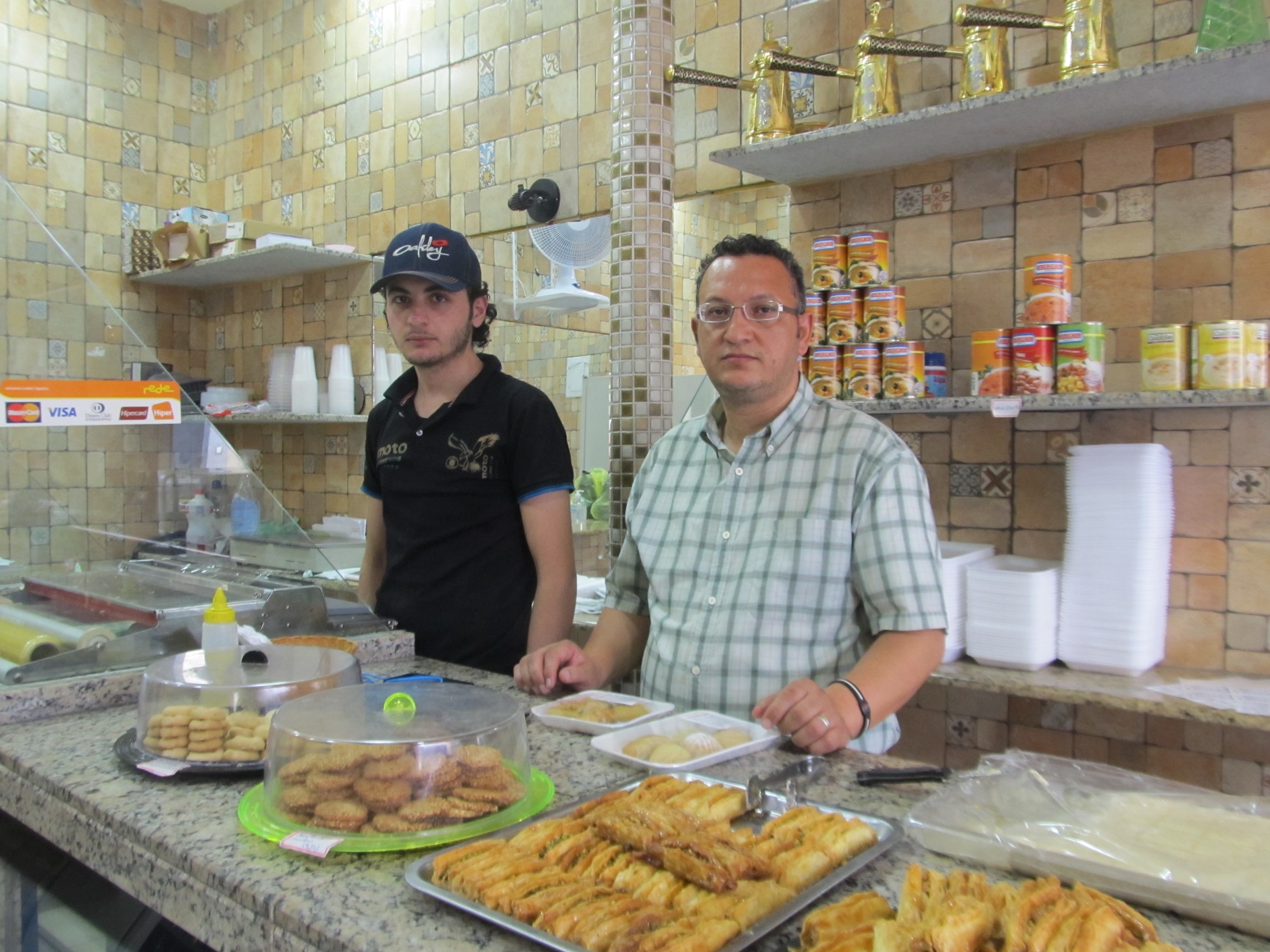 Saleem Zafary é um sírio refugiado que, junto com amigos, criou uma doceria que faz sucesso no bairro de Pinheiros, a Damascus, com doces baratos ( a partir de R$2 ) e café no estilo turco.