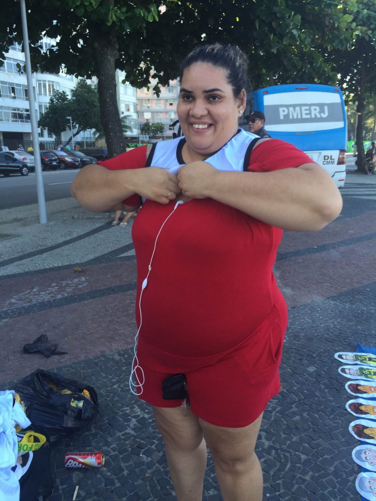 A ambulante Ana Mara da Silva tenta vestir a camisa dos "a favor" para não ser agredida pelos que são "contra"
