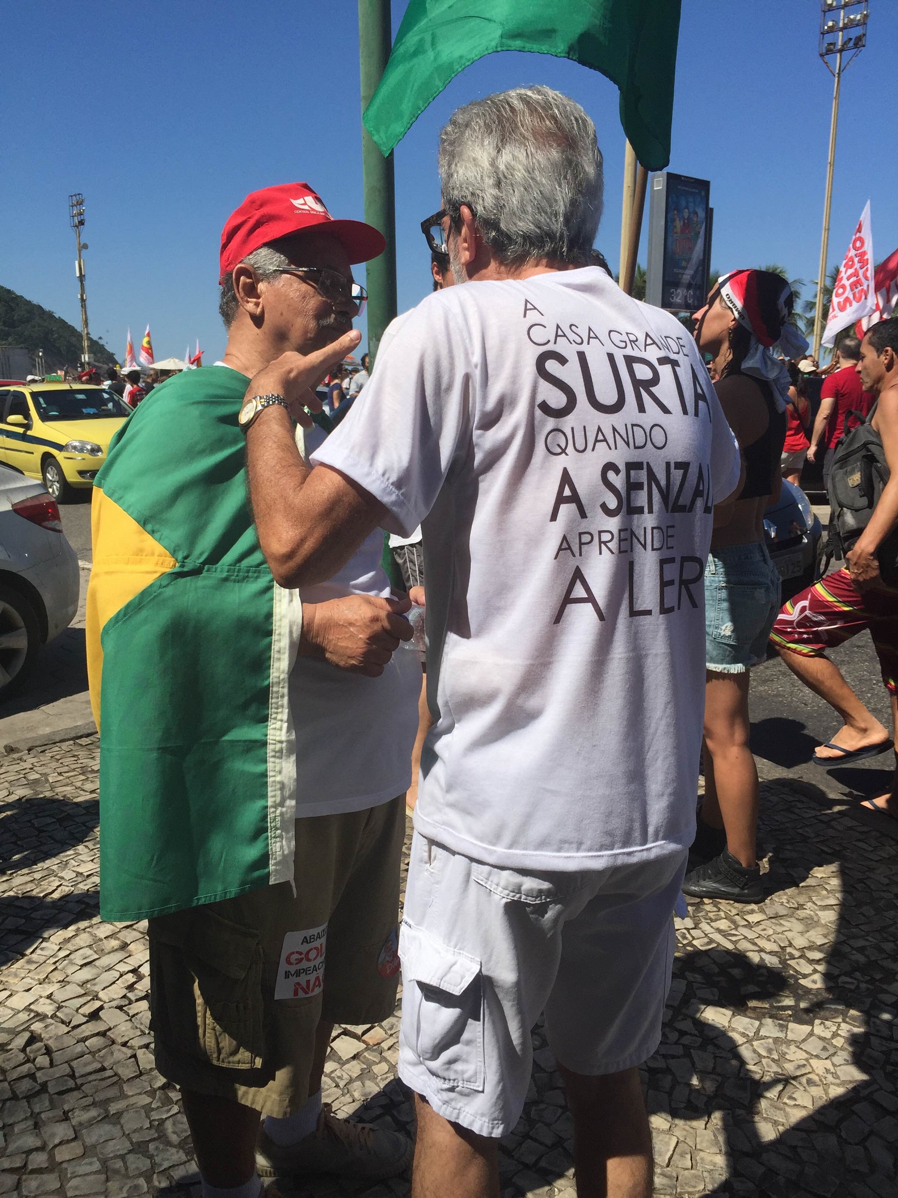 Cátia Moraes Na camiseta do "contra", a provocação: "a casa grande surta quando a senzala aprende a ler’