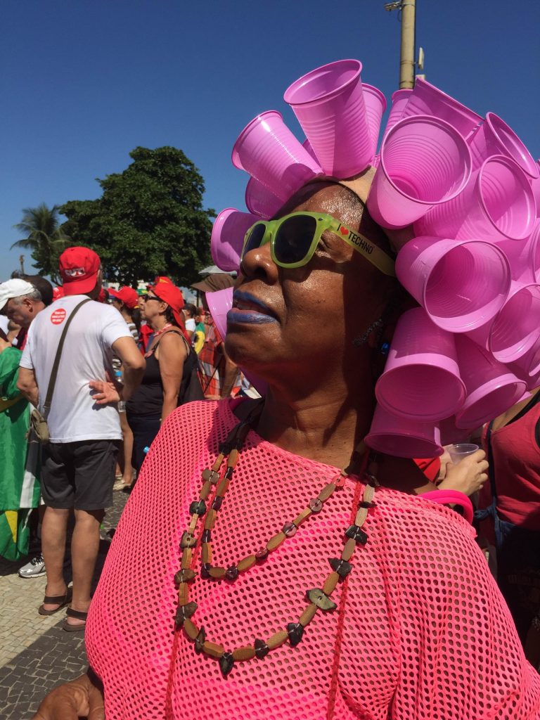 Cátia Moraes Manifestante contrária ao impeachment observa alguns moradores dos prédios que pediam a saída da presidente