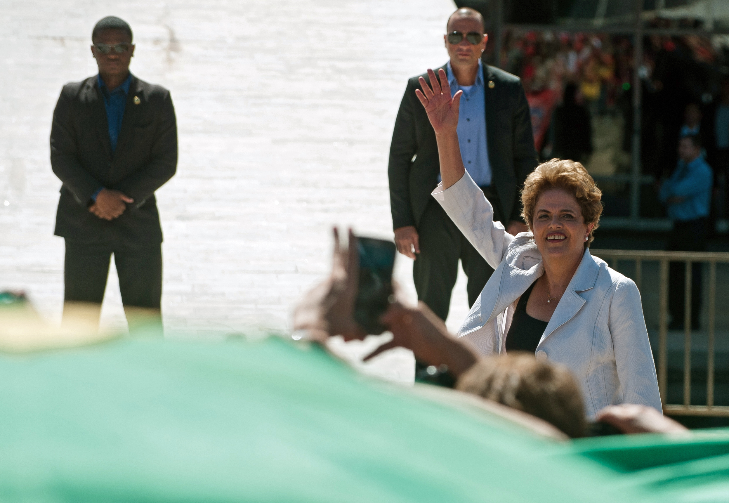 Dilma acena para apoiadores após discursar sobre a abertura do processo de impeachment